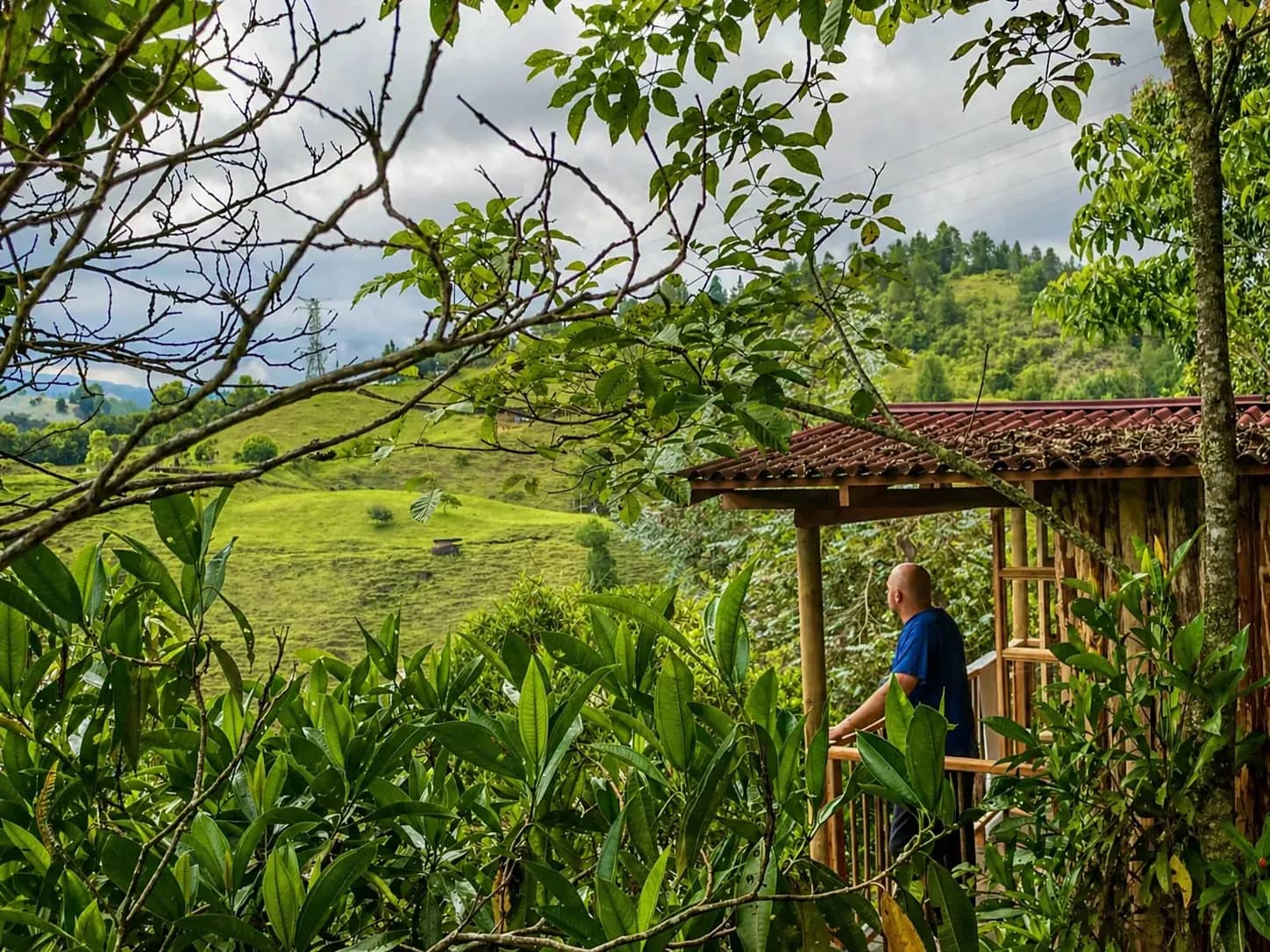 Arrival at a quiet retreat cabin before a first Yagé ceremony near Medellín