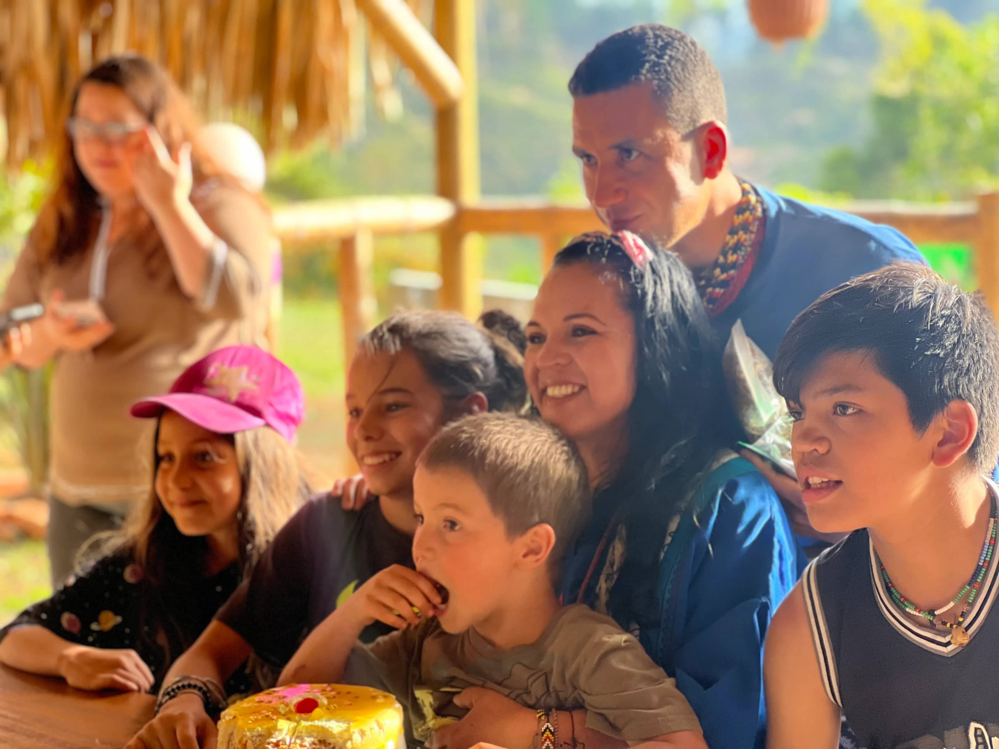 Family gathered together under the bohio at Yaogará