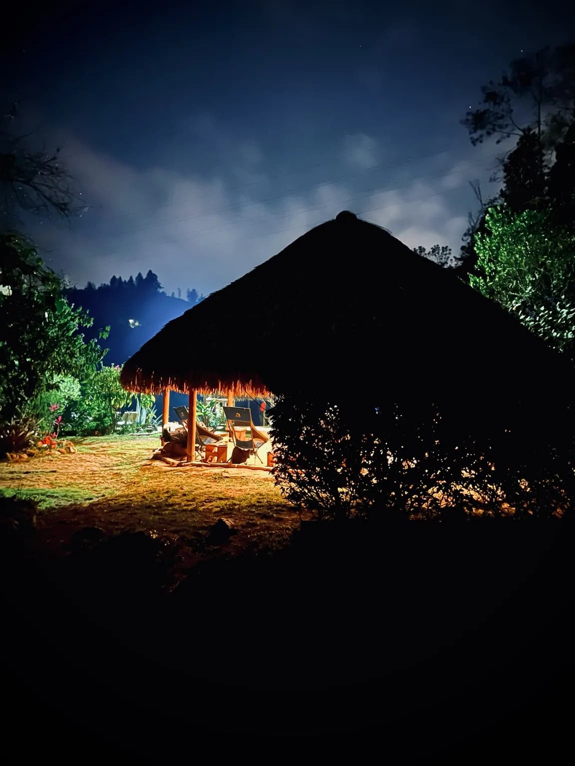 The bohio illuminated at night at Yaogará