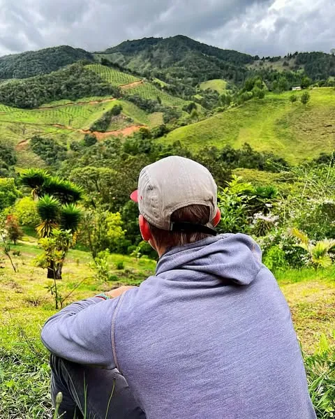 A guest looking out over the mountain landscape at Yaogará